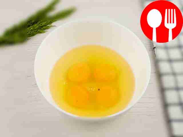 Rinse the eggs and break them into a deep plate.