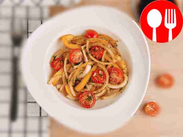 Пряный салат с соевым соусом и овощами