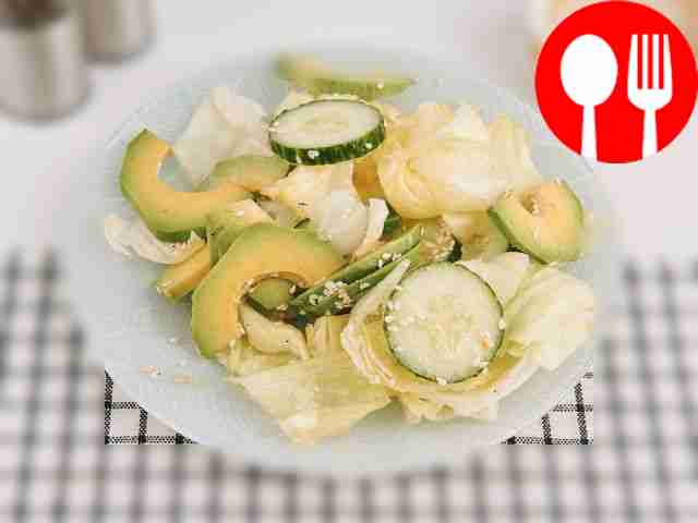 Салат из авокадо, огурца и капусты