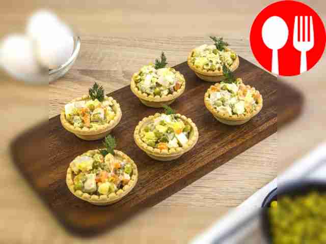 Divide the salad among the tartlets. The dish is ready!