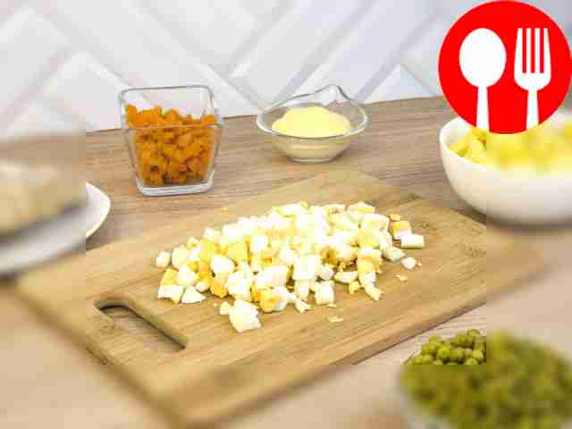 Cut the eggs into small cubes measuring 4–6 mm.