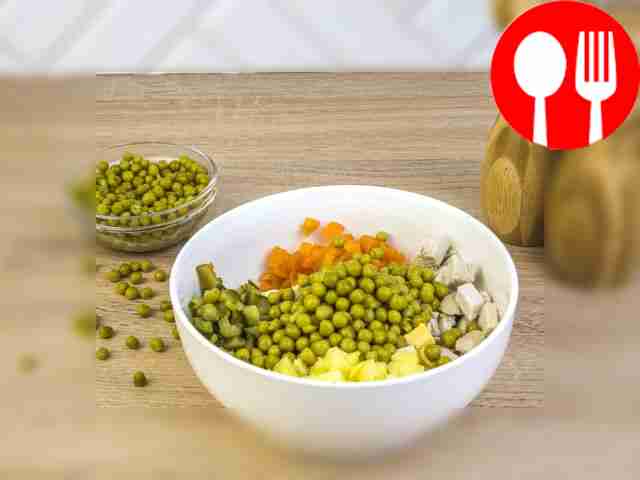 Place vegetables, eggs and chicken in a bowl. Add peas.