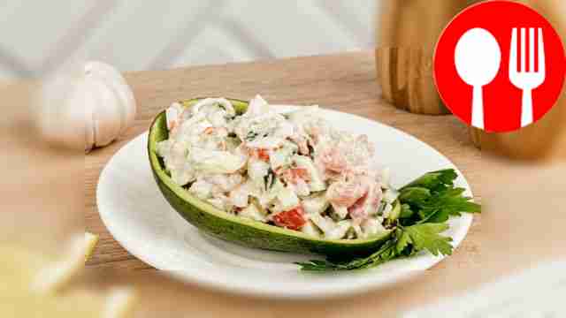 Салат с тунцом, авокадо и крабовыми палочками