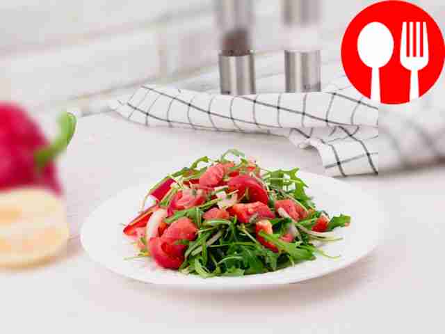 Salad with arugula and lightly salted salmon