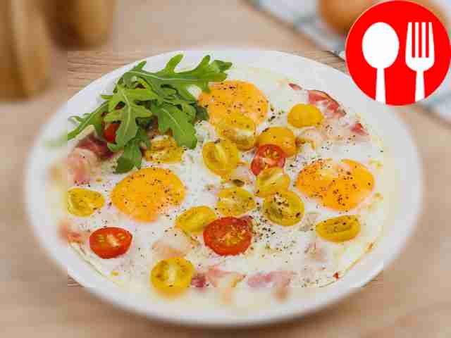 Глазунья с беконом и черри