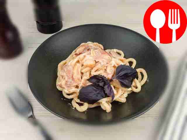 Яичная лапша с беконом