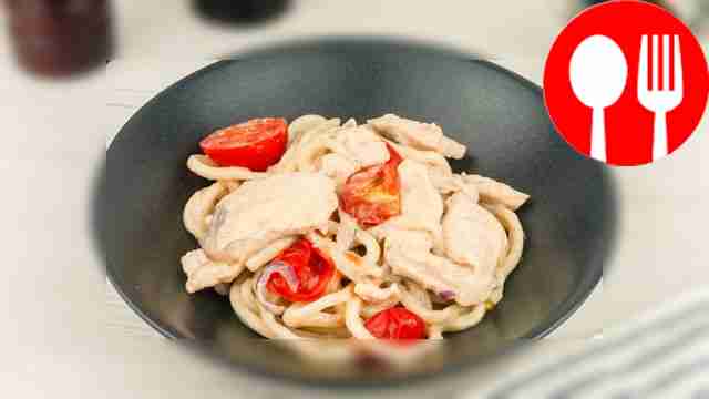 Divide the noodles with chicken into serving...