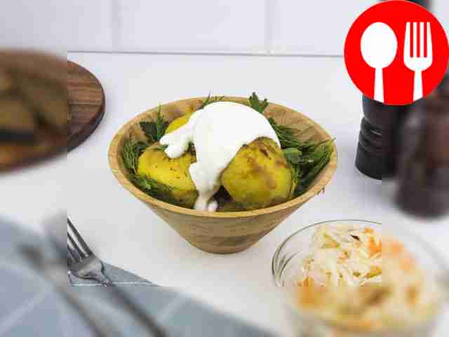 Baked potatoes with sour cream and herbs