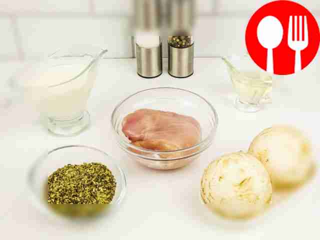 Тщательно промойте куриное филе и грибы....