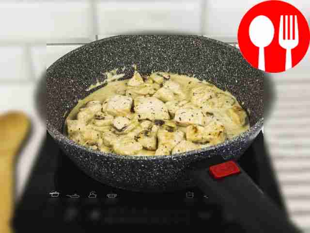 Потушите блюдо ещё чуть-чуть, и можно подавать к столу.