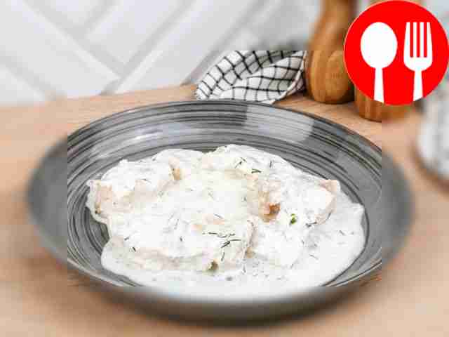Cod with sour cream and garlic sauce