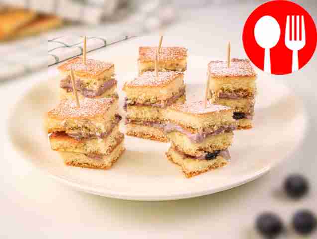 Sponge cake with mascarpone and blueberries