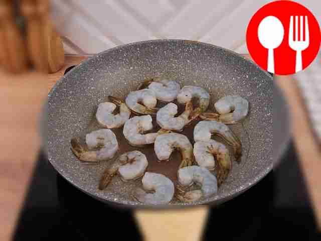 Heat a frying pan, pour in vegetable oil and...