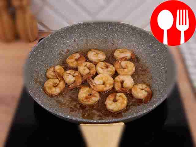 Fry the shrimp until the sauce has reduced slightly.