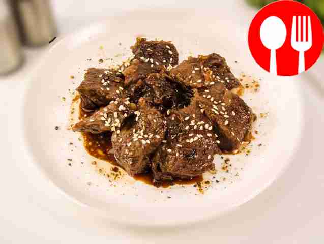 Жареная говядина в сковороде