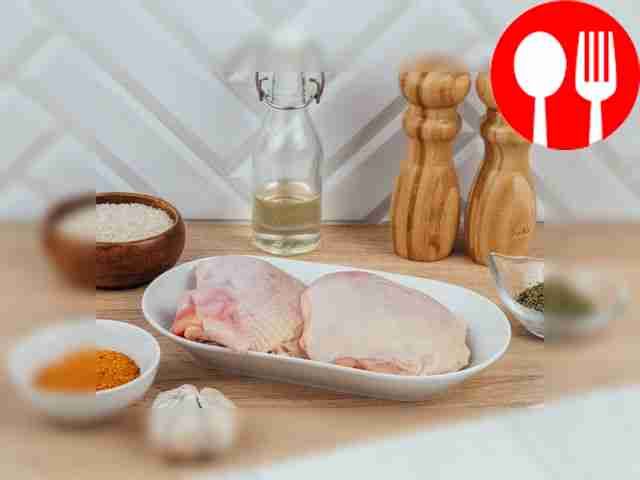 Очистите зубчики чеснока. Промойте курицу и...