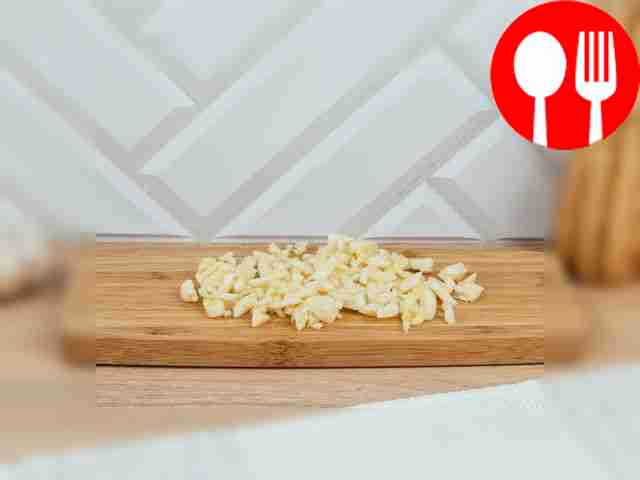 Измельчите чеснок до мелкой крошки.