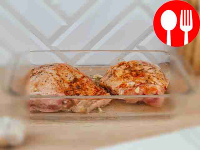 Смажьте форму для запекания растительным...