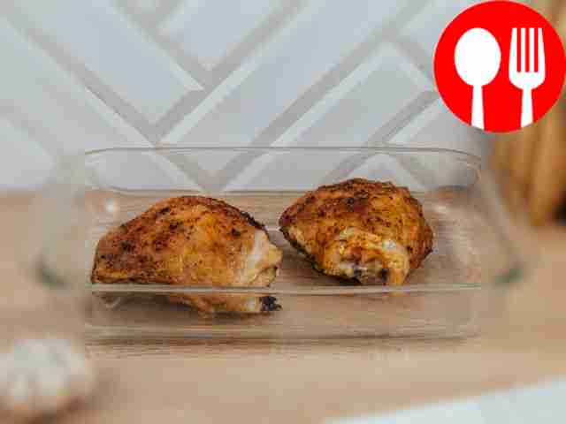 Поместите куриные бедра в духовку и запекайте...