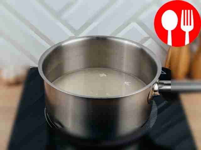 Промытый рис залейте холодной водой, слегка...