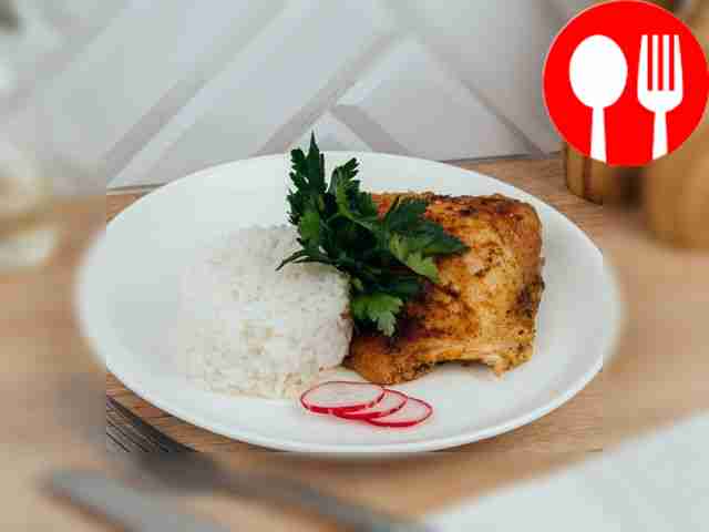 Разложите на тарелке куриное бедро с рисом....