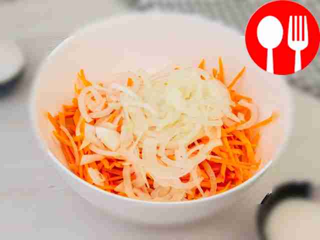 Add onions to the carrots, stir the salad and...