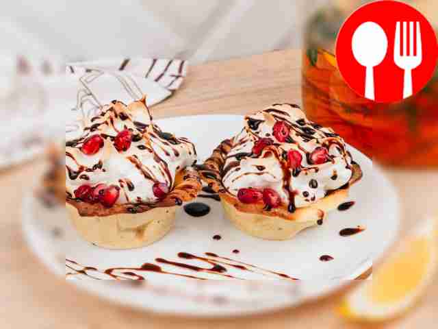 Shortbread baskets with raspberries and meringue