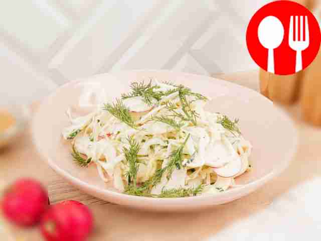 Капуста с майонезом и редисом