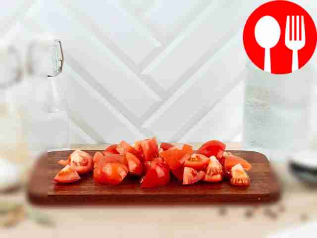 Cut the tomatoes into cubes.