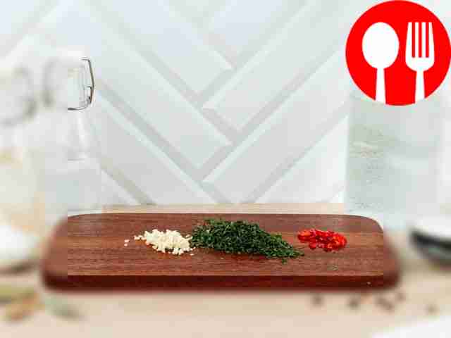 Finely chop the chili pepper, dill and garlic.