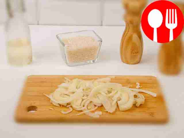 Cut the onion into half rings.