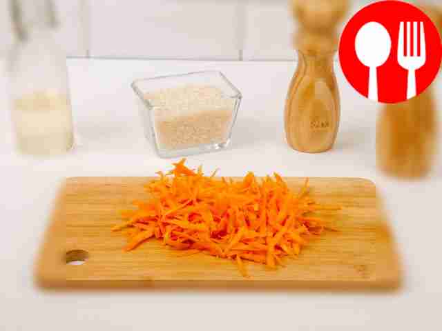 Coarsely grate the carrots.