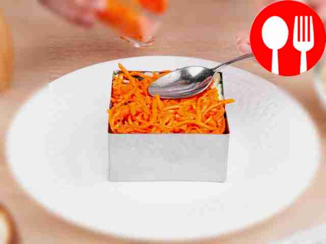 Разложите к грибам огурец, нарезанный...