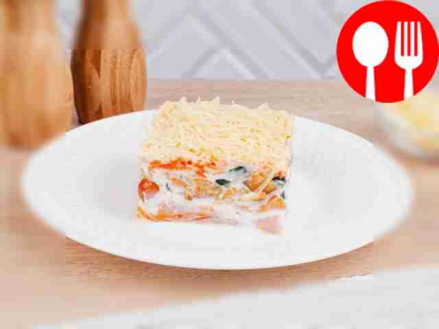 В качестве завершающего слоя уложите сыр,...