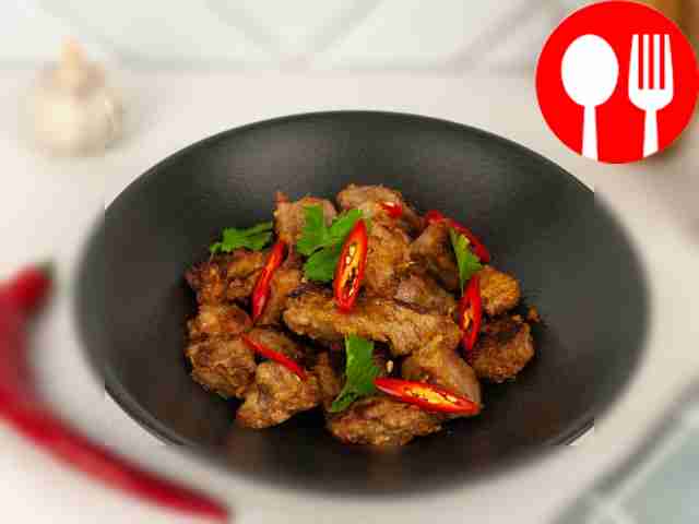 Жареная свинина, маринованная с яблоком и имбирем