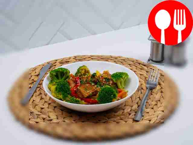Turkey with broccoli and bell pepper