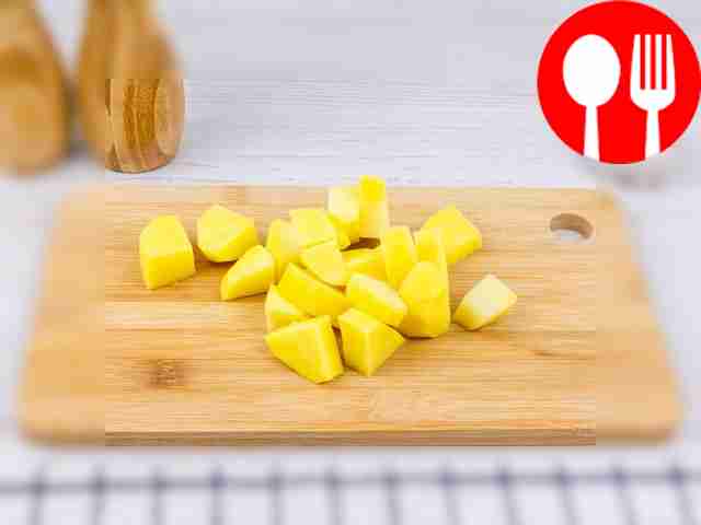 Cut the potatoes into large cubes.