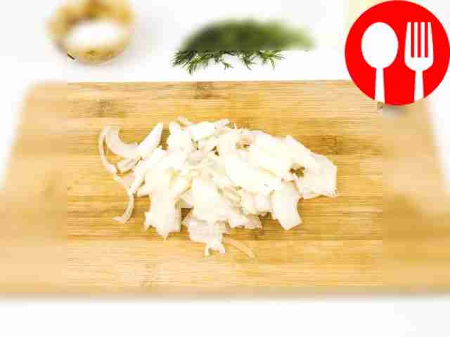 Натрите морковь на крупной терке.