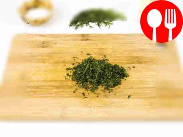 Укроп порубите мелко.