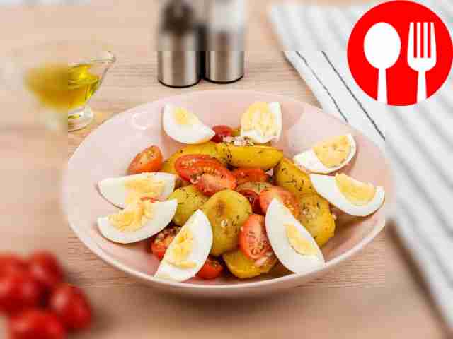 Салат с жареной картошкой, яйцами и помидорами черри