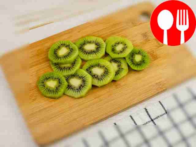 Cut the kiwi into slices 3-5 mm thick.