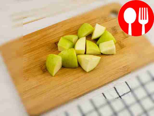 Cut the apple into small pieces.