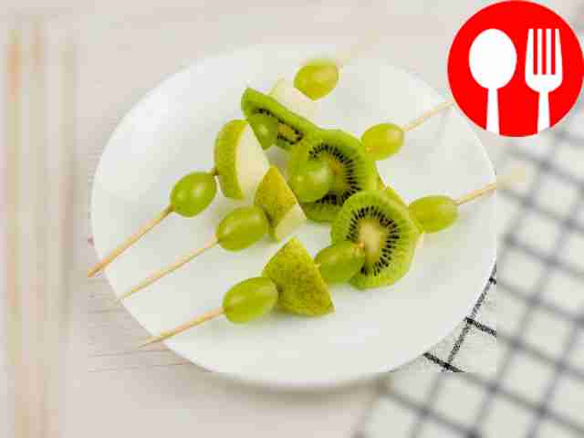 Canapes with kiwi grapes and apple are ready.