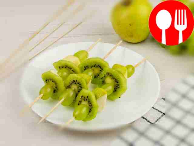 Канапе с киви, виноградом и яблоком