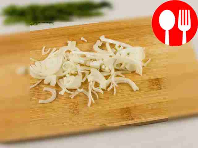 Нарежьте половину репчатого лука на полукольца.