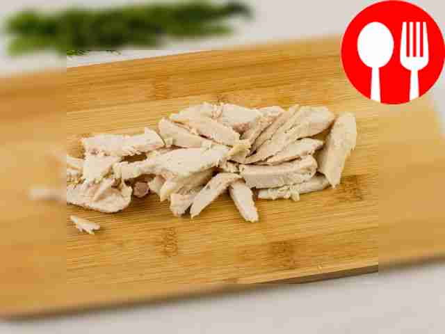 Отварное куриное филе нарежьте тонкими соломками.