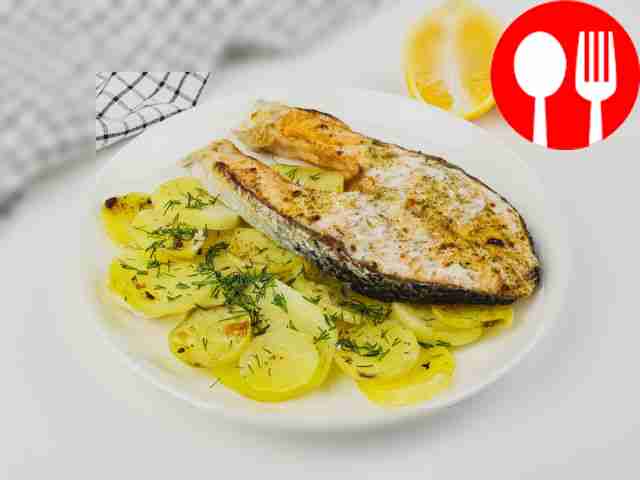 Красная рыба, запеченная в фольге с картофелем