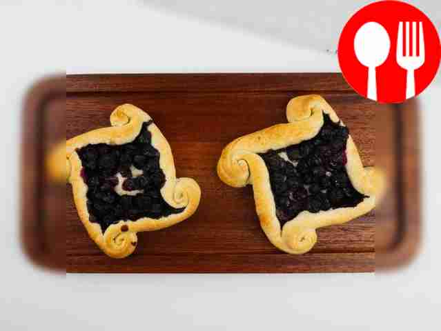 Слойки с черникой