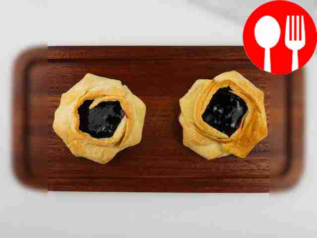 Слойки с черничным джемом