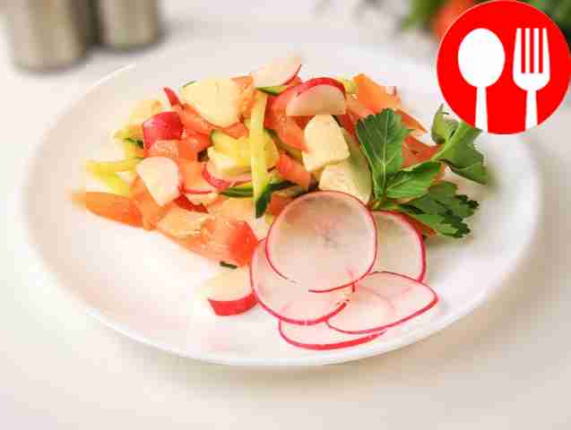 Летний салат с моцареллой и редисом